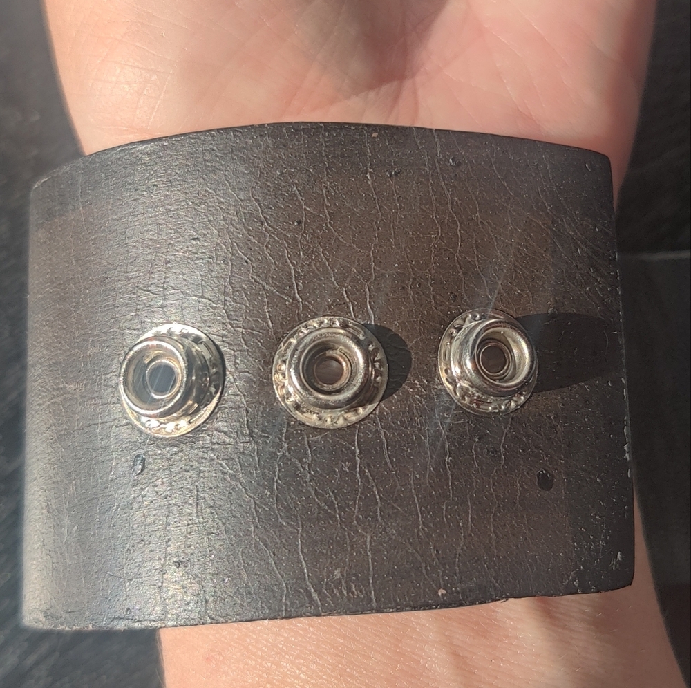 ⭐3 For $21⭐ Hand Crafted Black Leather Floral Bracelet - Picture 3 of 6